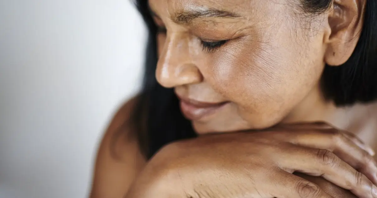 Vieillissement prématuré : Les gestes du quotidien qui abîment la peau