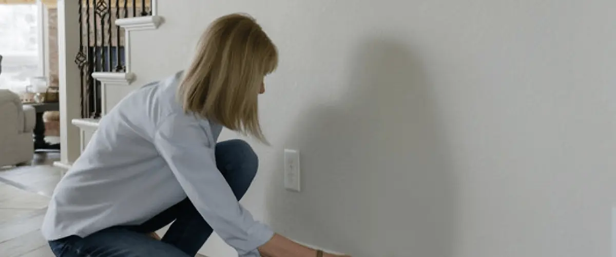 Ménage : Cette technique rend le nettoyage des plinthes beaucoup plus facile