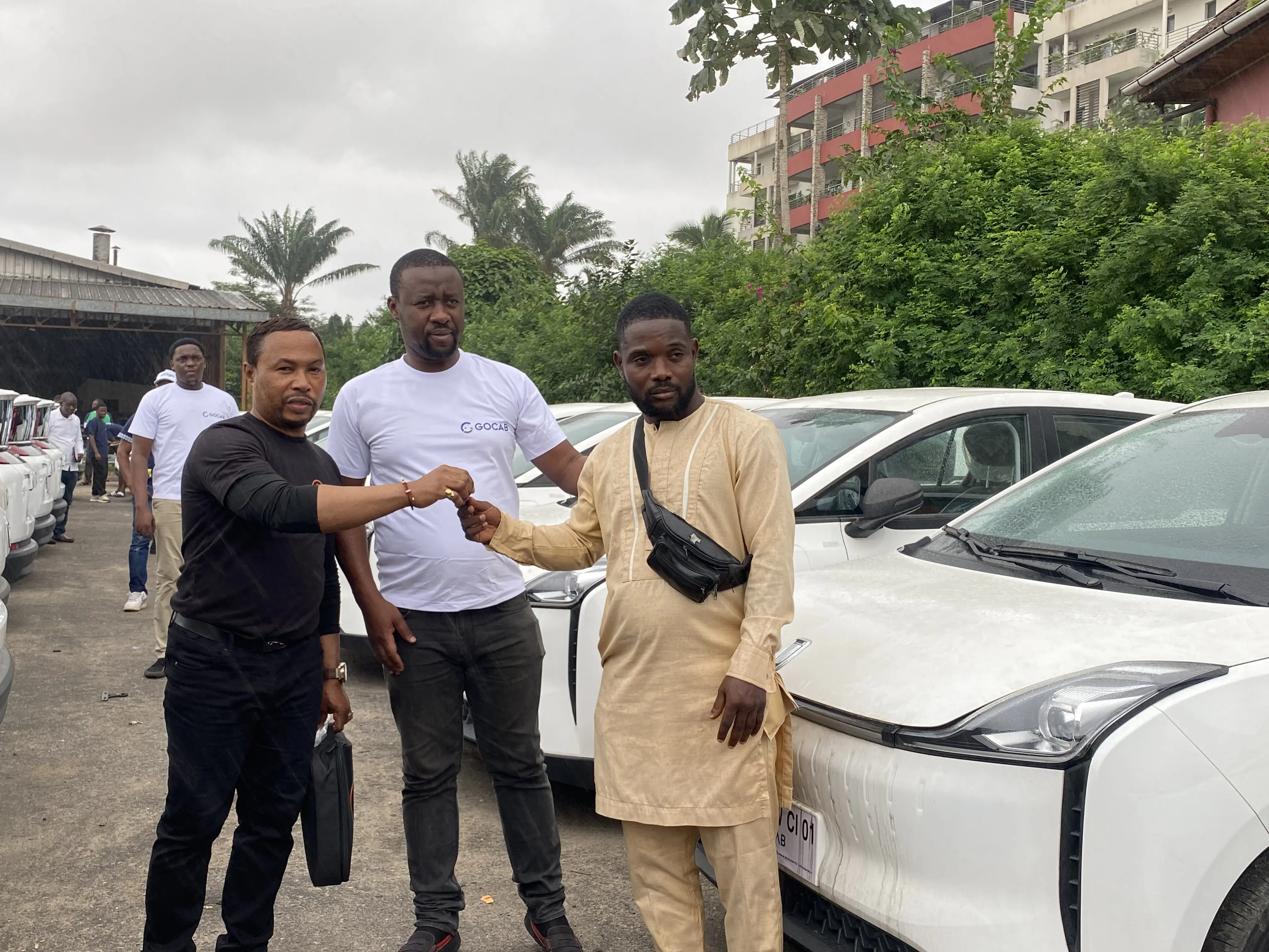 Mobilité verte à Abidjan : Des véhicules électriques remis à des chauffeurs VTC pour une économie urbaine durable