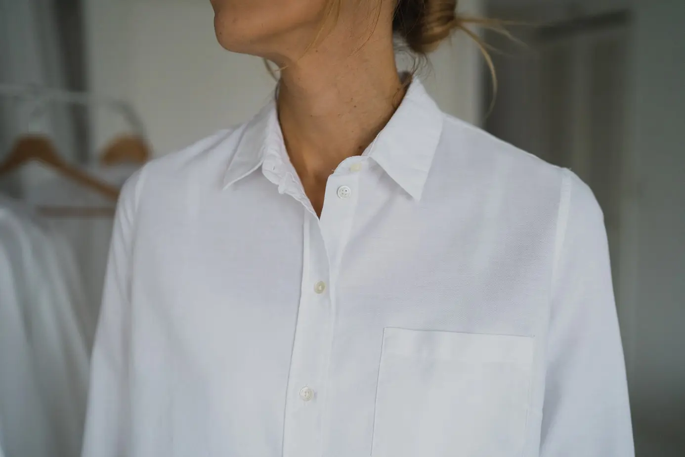 Cols de chemise jaunis : L'astuce au savon de Marseille qui redonne tout leur éclat