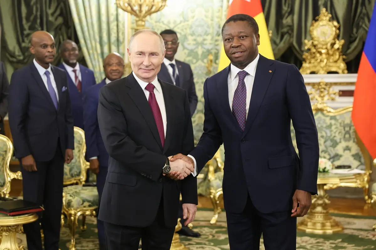Des blindés russes arrivent au Togo : les enjeux du déroutement du navire Mikhail Britnev vers Lomé