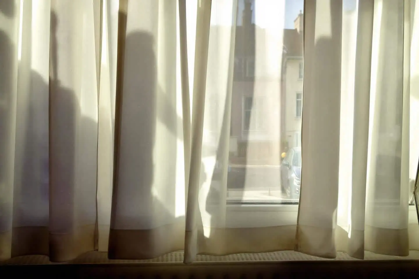 Yellowed Curtains: The Forgotten Laundress Trick to Restore Dazzling White Without Bleach