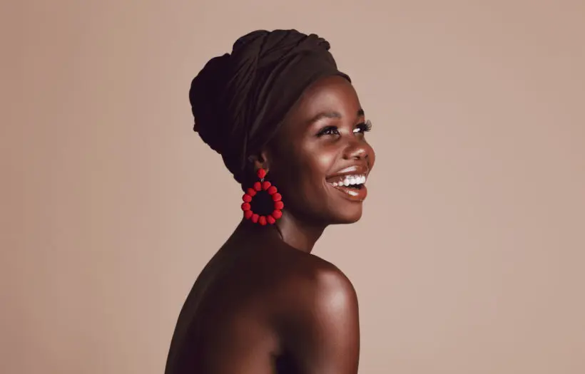 Peau noire éclatante : Les secrets d’une routine beauté adaptée aux femmes africaines