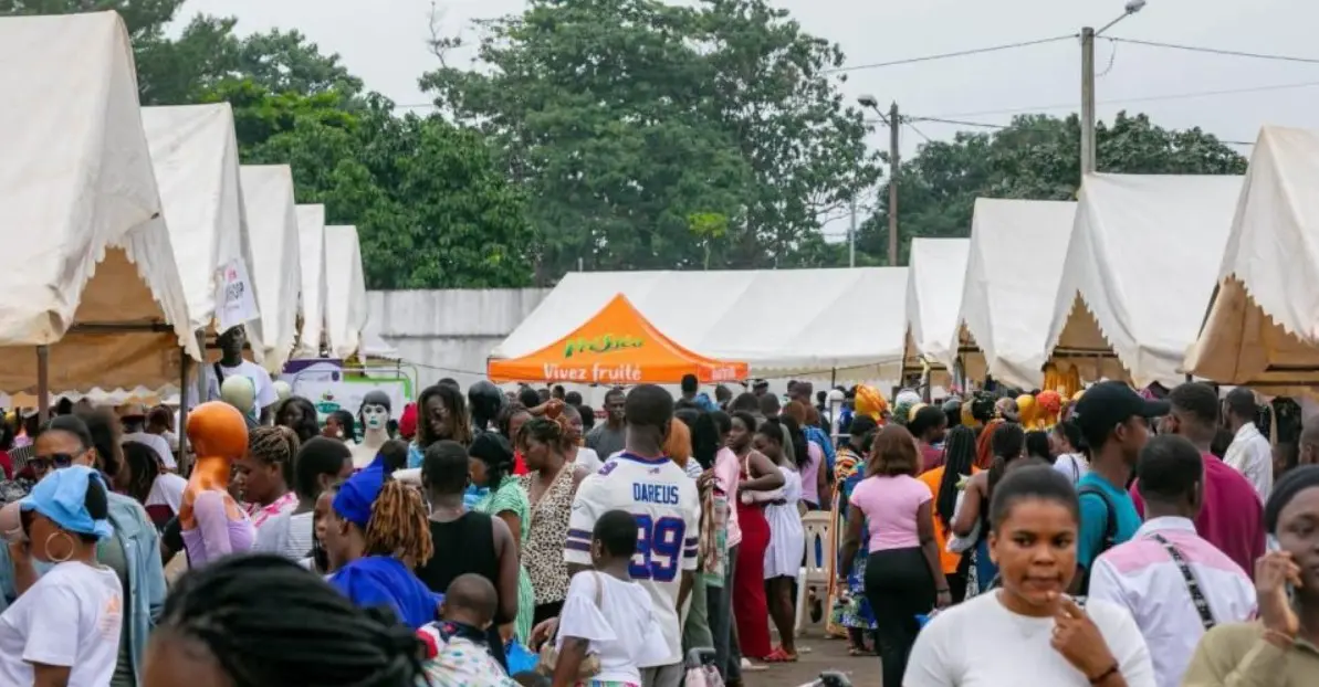 Au Grand Cassé Balle, l'affluence confirme le succès de la friperie et du paiement mobile