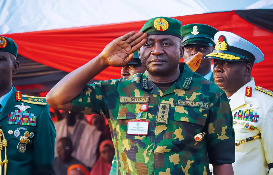 Nigeria : Bola Tinubu relève à 80% les salaires de ses 250 000 soldats