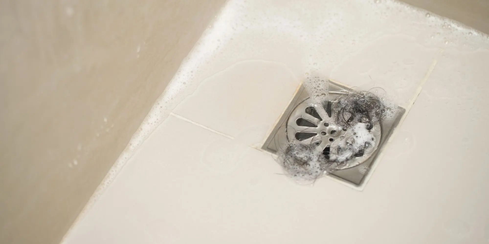 Douche bouchée : Ce geste simple suffit souvent à faire disparaître l'eau stagnante