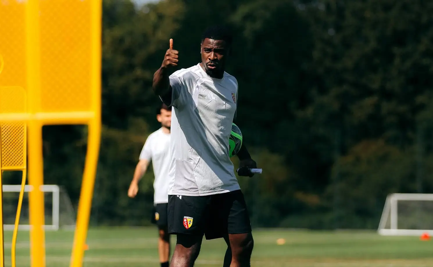 Football : Serge Aurier de retour au RC Lens comme coach adjoint des U15