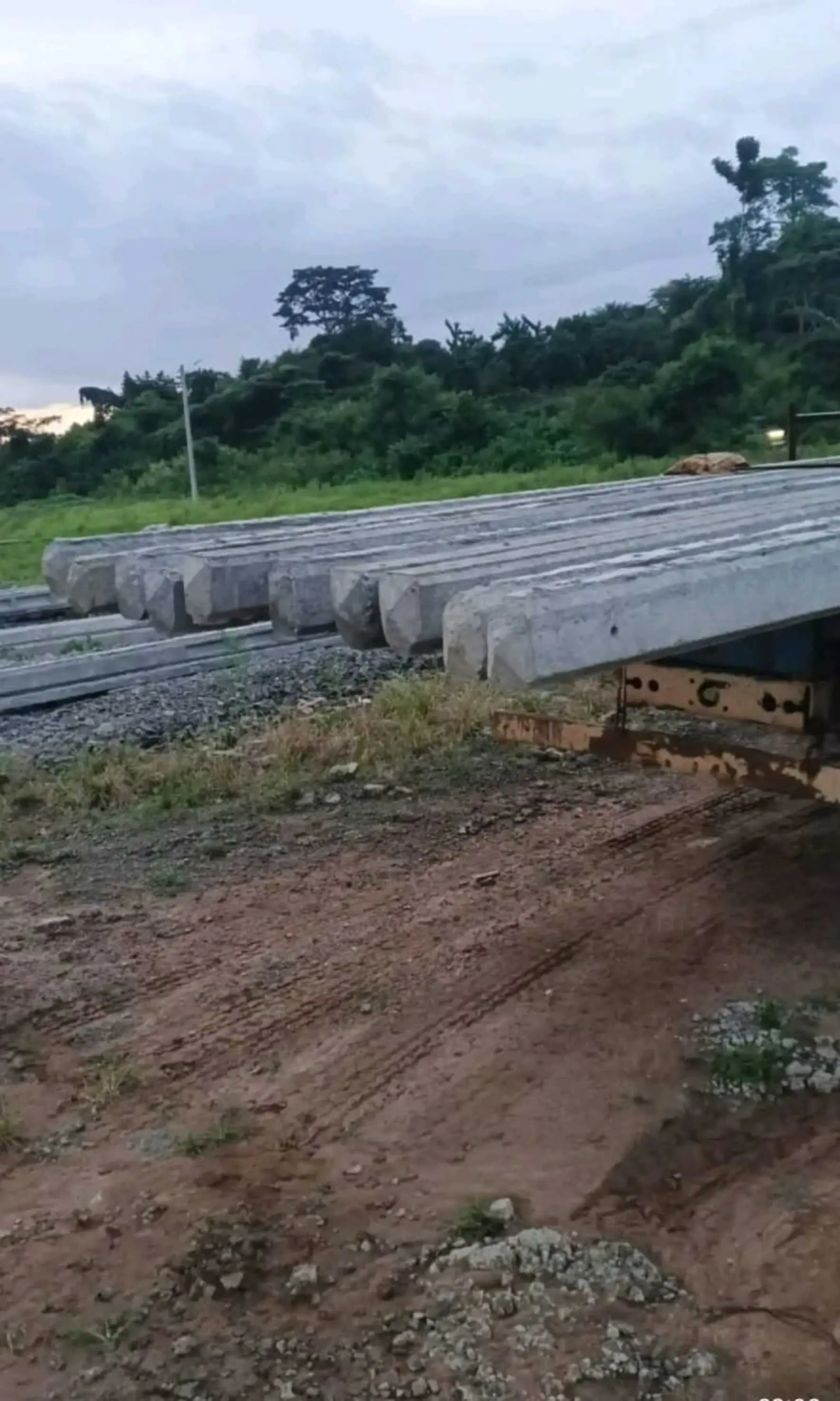 Toulepleu: A young entrepreneur donates 30 concrete poles to enhance public lighting