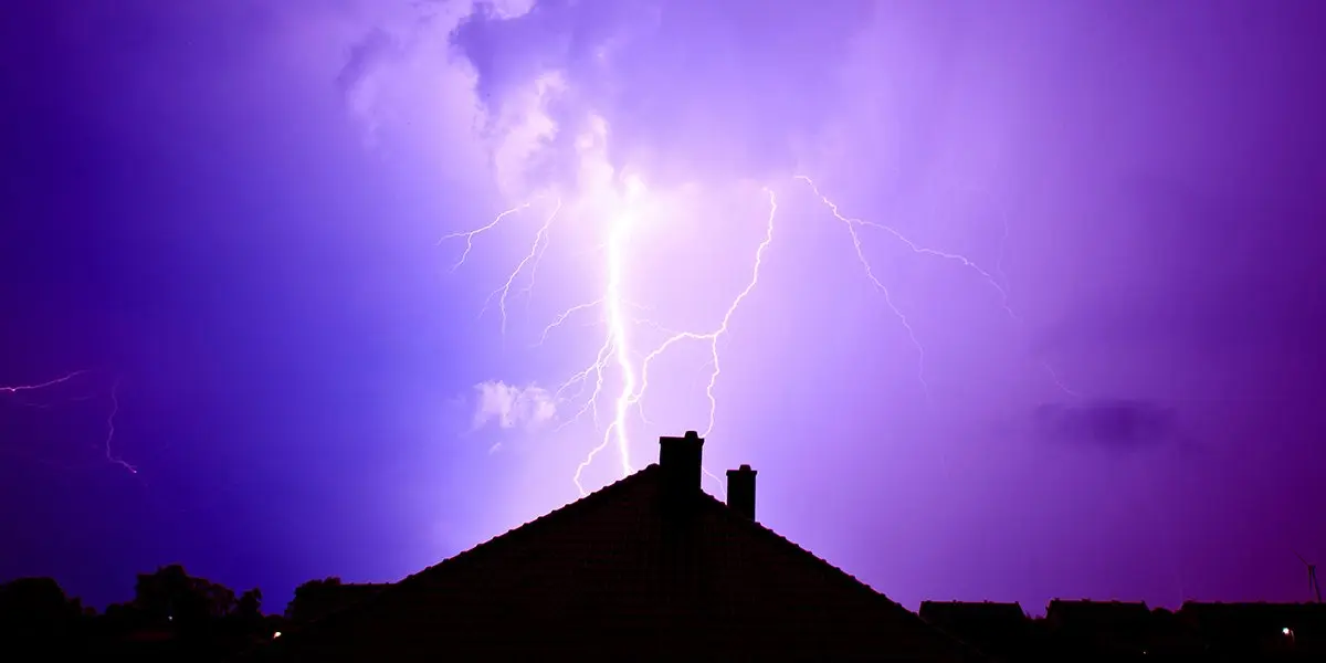 Multiprise parafoudre : Pourquoi vos appareils restent exposés pendant un orage