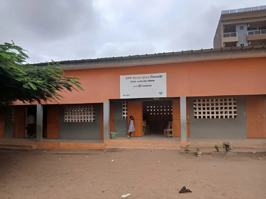 IEPP Cocody Attoban: The director of EPP Victor Ekra humiliated by thugs in front of his students