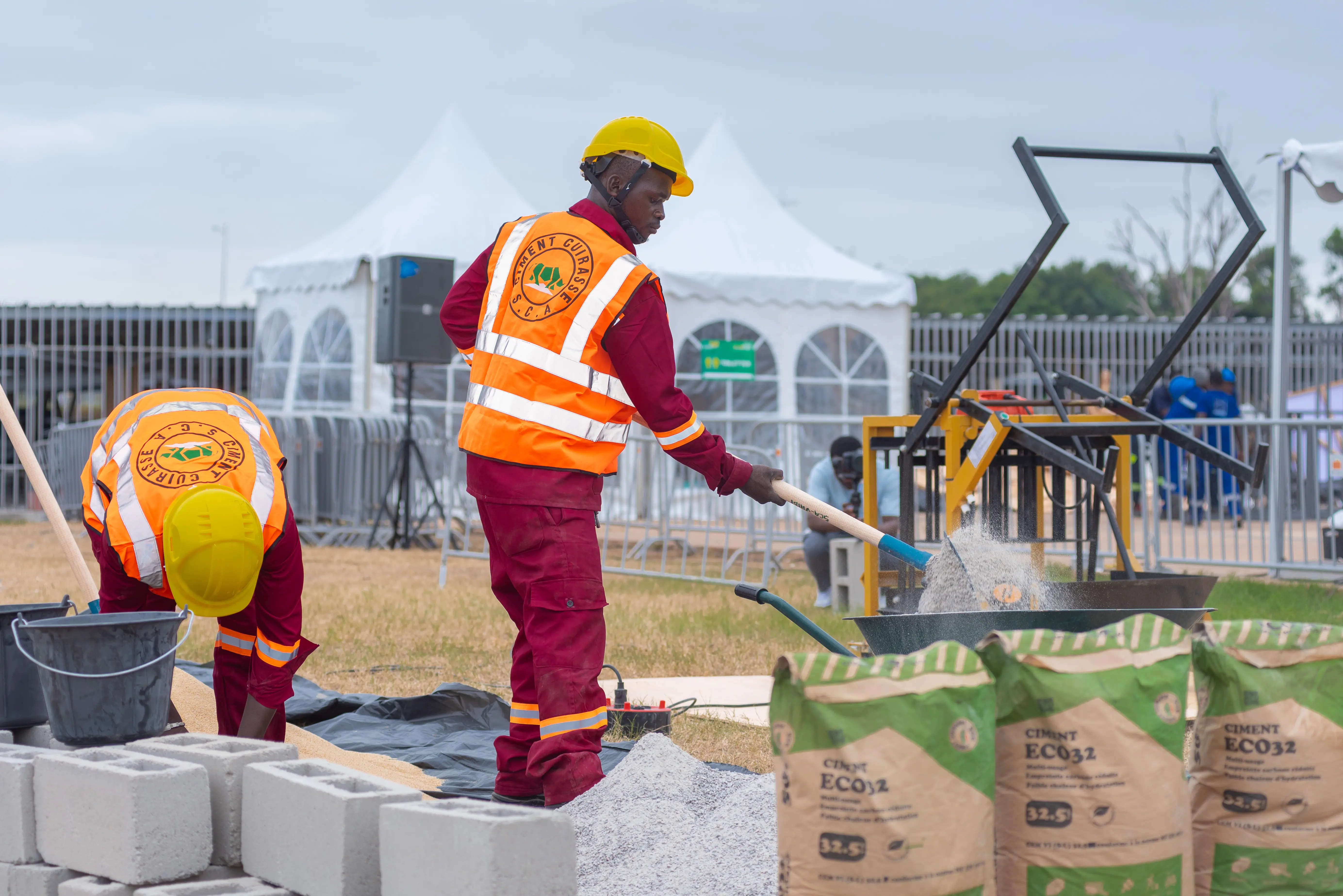 Construction durable : un sac du ciment bas carbone Eco 32 pour fabriquer jusqu’à 40 briques