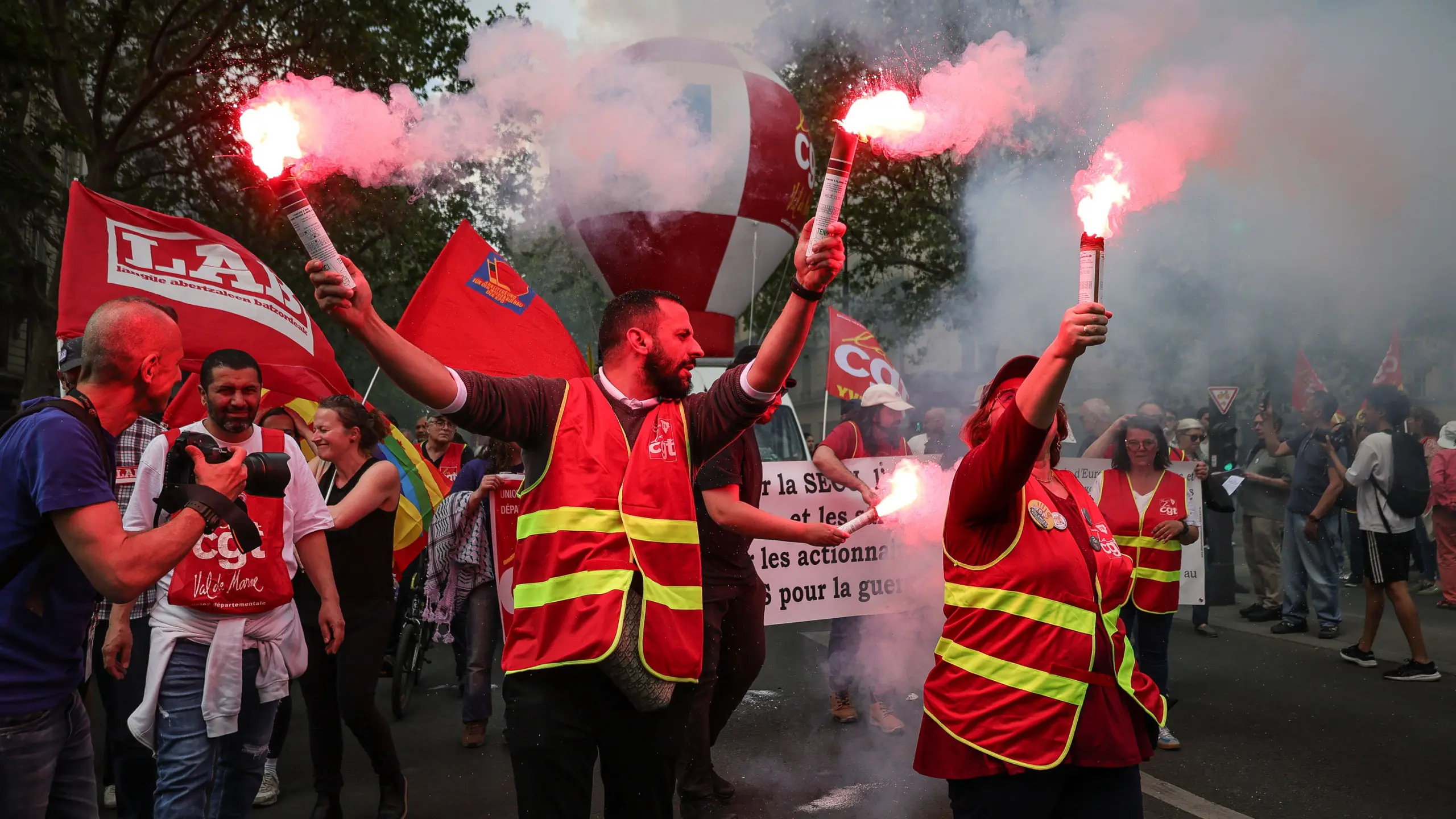 France : 800 000 dans la rue, 272 interpellations et des mairies en feu