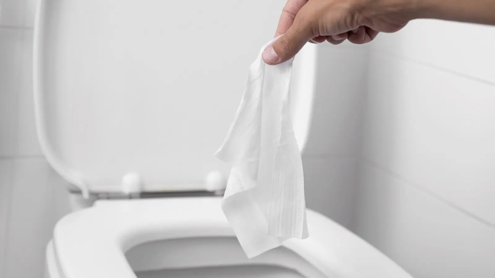Lingettes biodégradables dans les toilettes : Cette erreur courante peut vous coûter cher