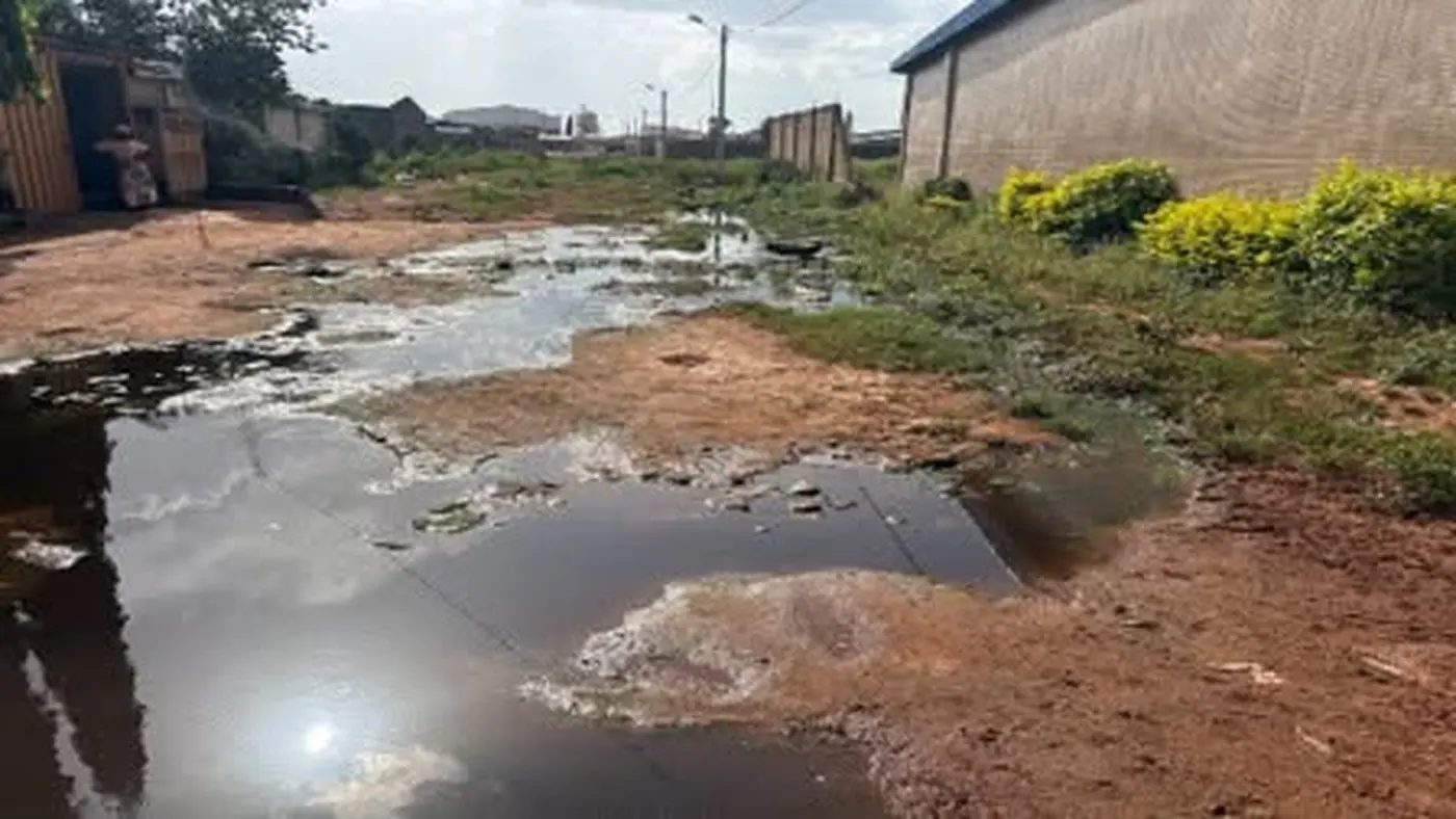 Korhogo : Une usine déverse ses eaux usées non traitées dans les rues, les habitants se plaignent de fortes odeurs