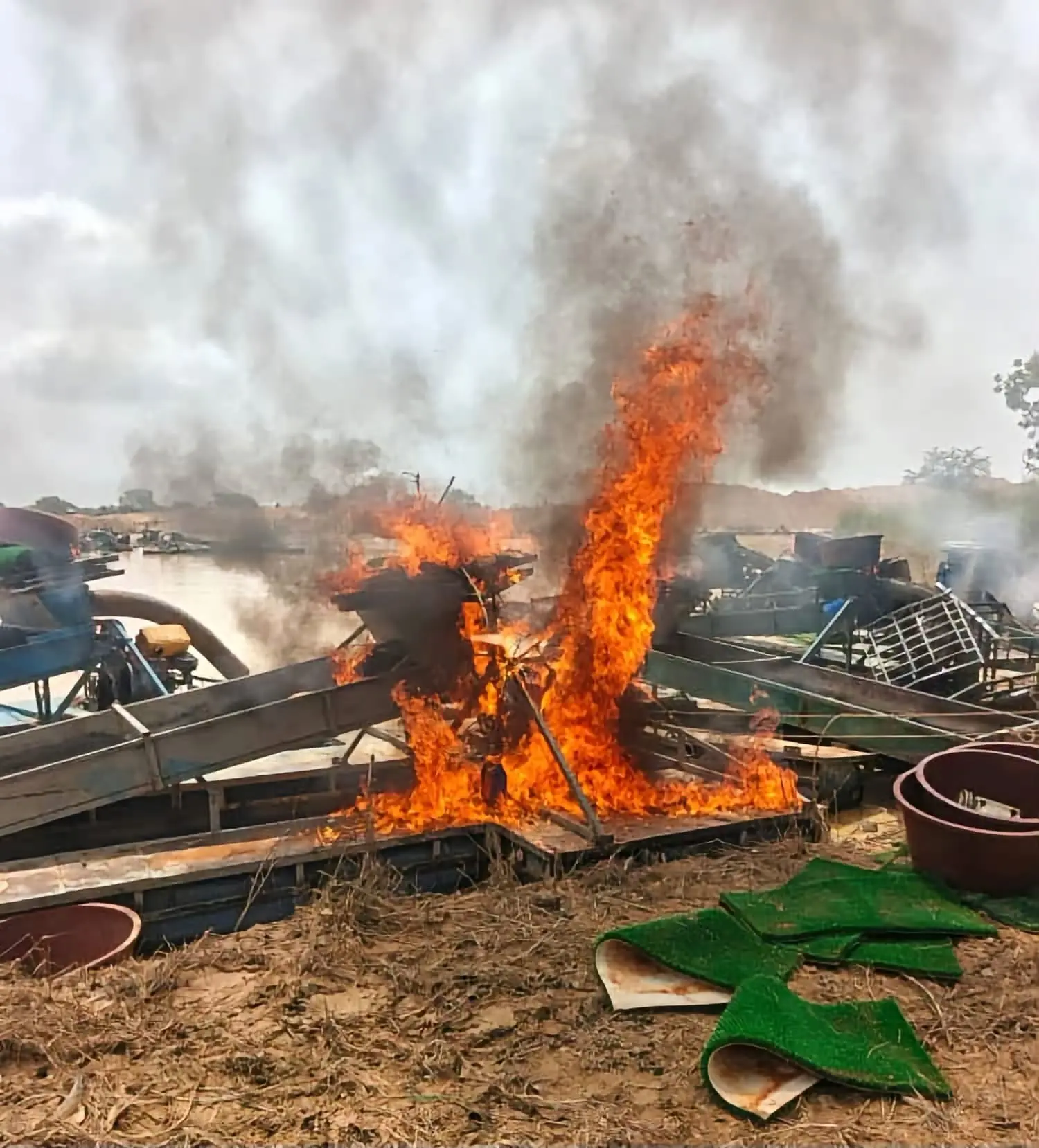 Bagoué River: BSSI destroys ten illegal gold-mining dredges in Kanakono