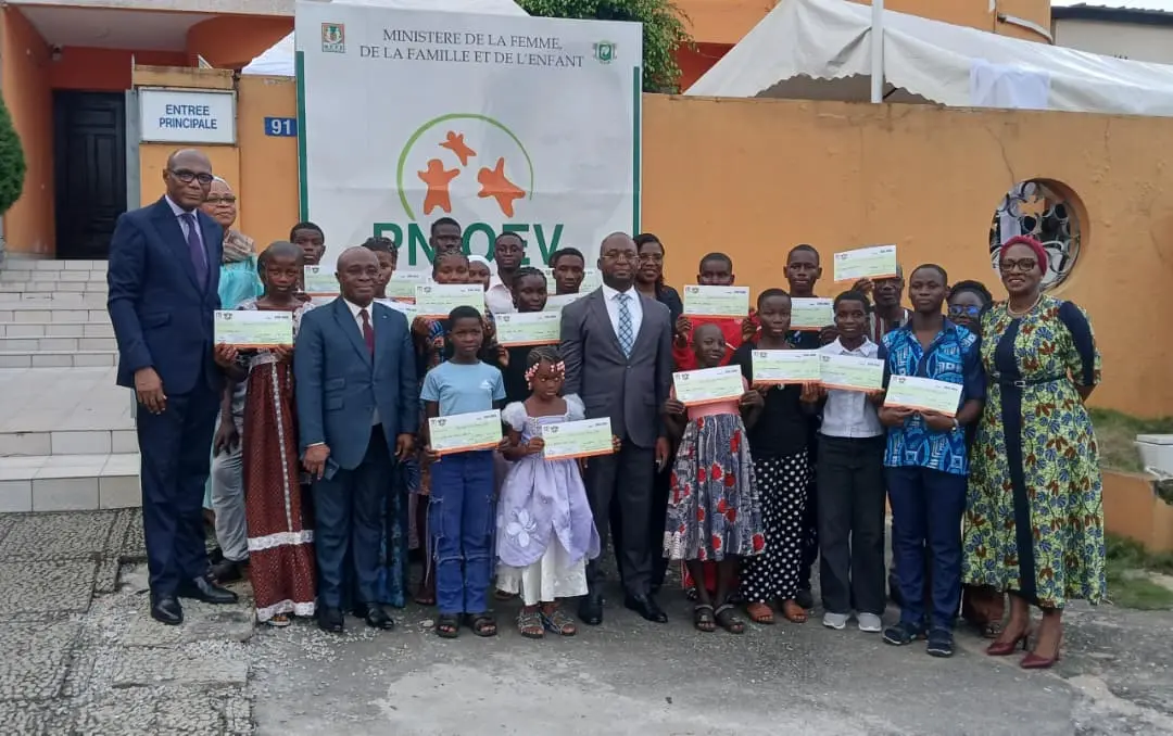 Côte d’Ivoire : 30 enfants vulnérables reçoivent chacun une bourse de 200 000 FCFA pour la rentrée scolaire