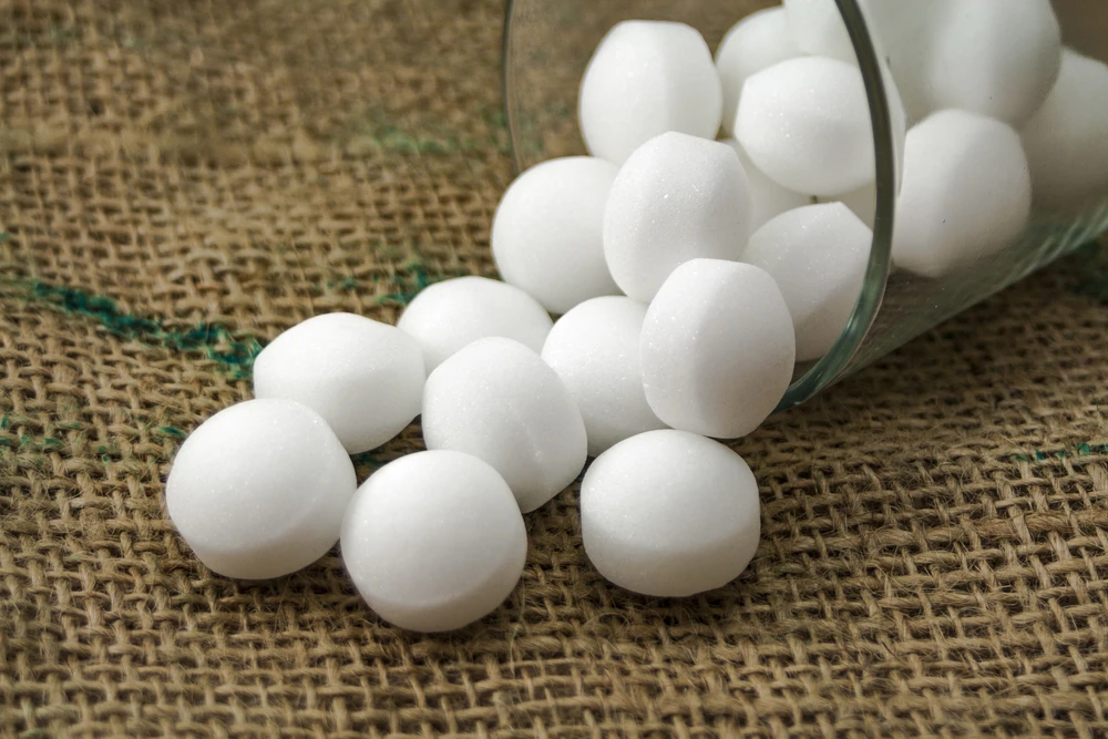 Naphtaline : interdiction et alternatives de ces boules blanches
