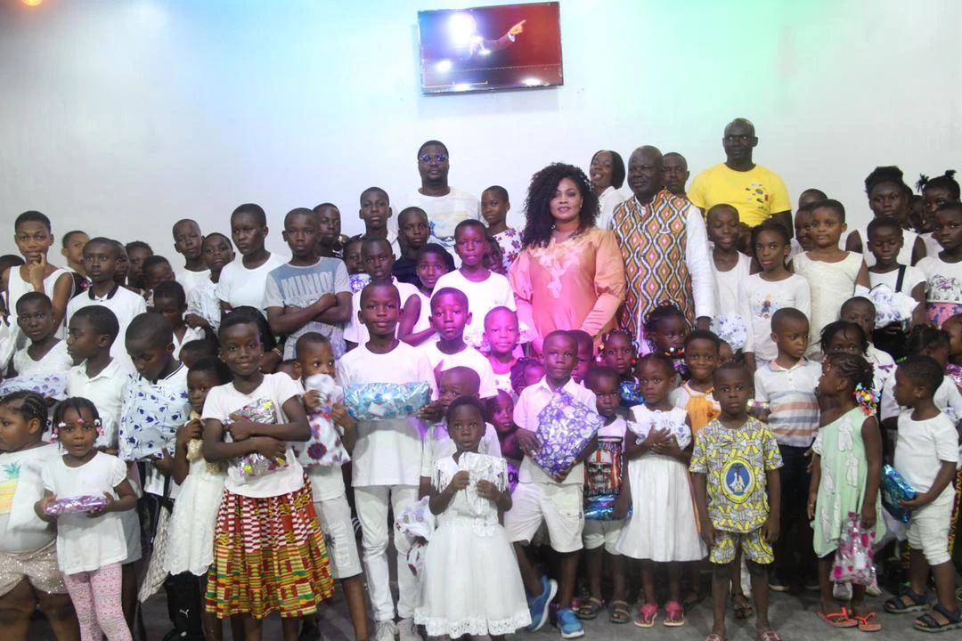 Kehoua Bérengère posant avec les enfants