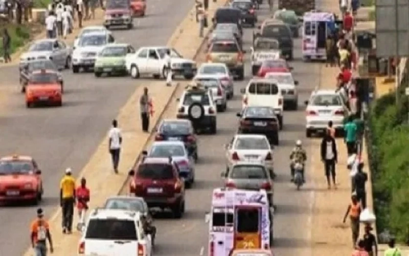 Un camion de forain se renverse : les auto-tamponneuses envahissent la route