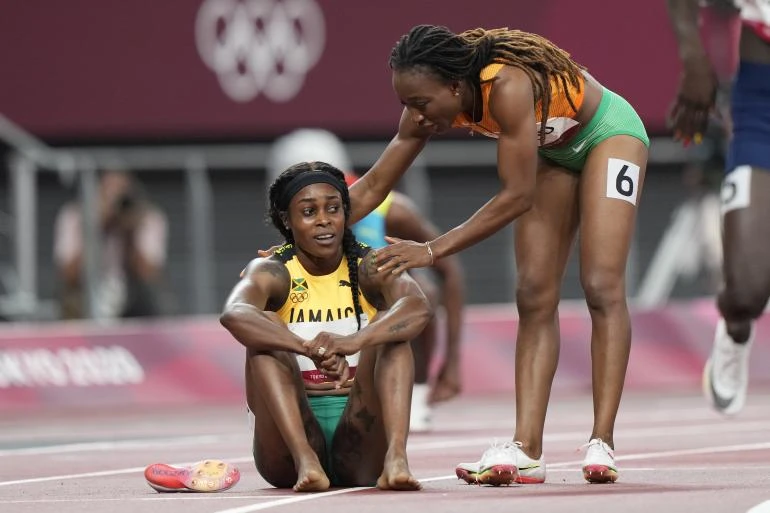La Jamaïcaine Elaine Thompson félicitée par Ta Lou, après sa victoire en finale du 200m.