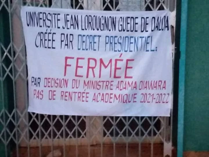 La banderole indiquant la fermeture de l'Université de Daloa. (Ph: DR)