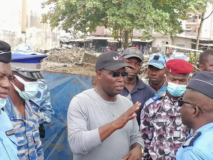 Ange Kessy, le commissaire du gouvernement sur le site de la casse d'Abobo