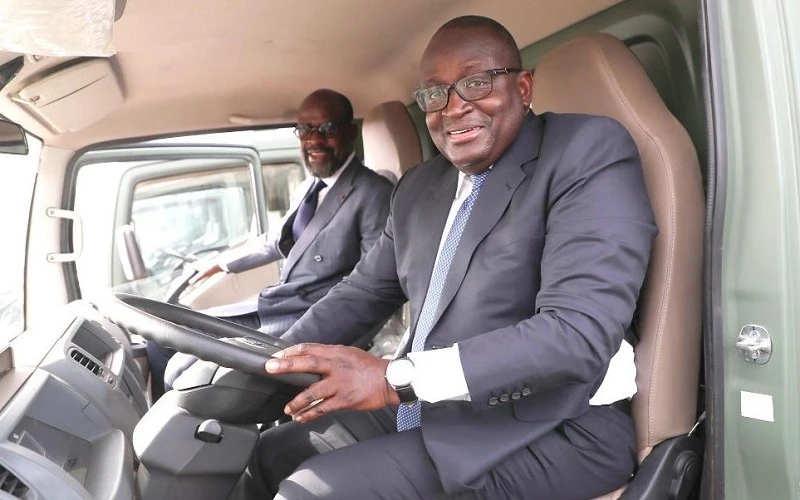 Le secrétaire exécutif du CNS, Fidèle Sarassoro, au volant d'un véhicule aux côtés du ministre Alain Donwahi