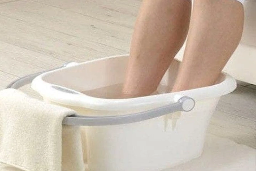 Ванночка для ног после перелома. Контрастные ножные ванны. Ванночка для ног Intex серая. Ванночка при гиперкератозе. Ванночка после перелома ноги