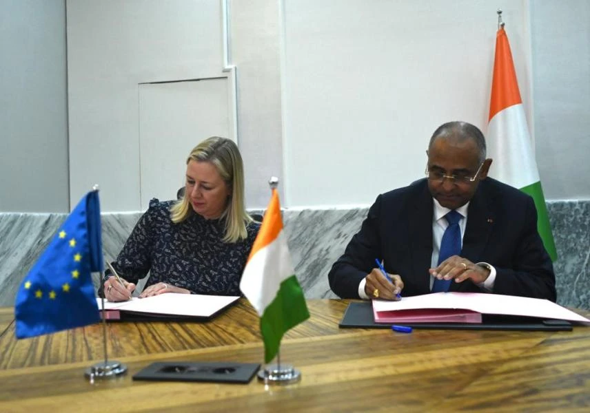 Patrick Achi et Mme Jutta Urpilainen, lors de la signature des accords. (Ph: DR)