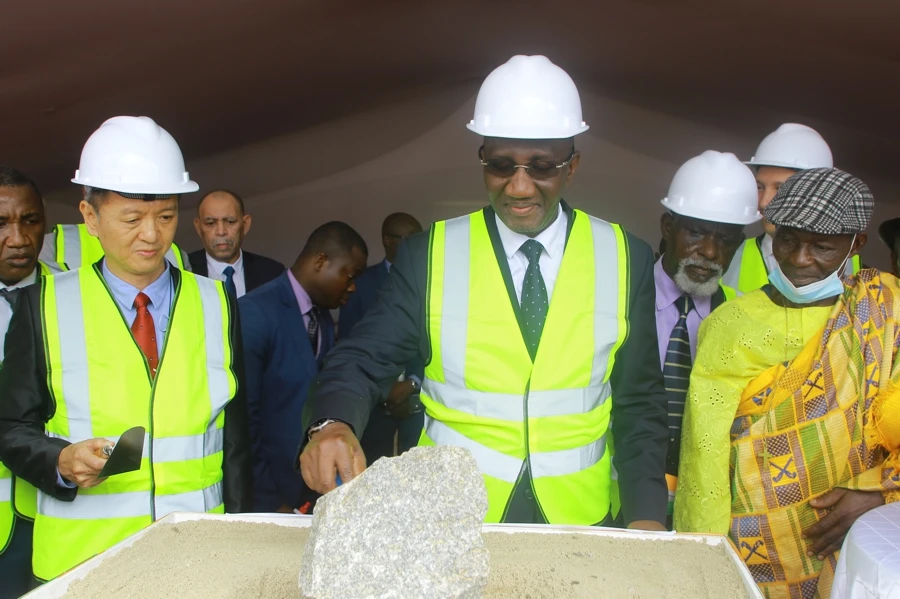 Souleymane Diarrassouba en compagnie de Tey Keomg pour la pose de la première pierre de l'usine de Jb-cocoa (PhDr).