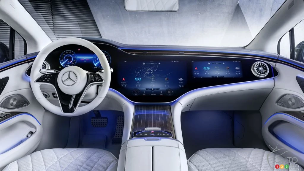 Tableau de bord de Mercedes Benz changera bientôt (PhDr)
