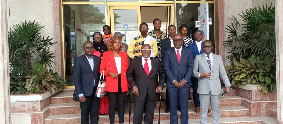 Photo de famille de la délégation du Pada avec les autorités municipales de Cocody.