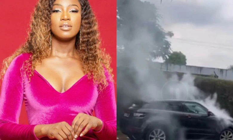 Konnie Touré, actrice et productrice et son véhicule en fumée