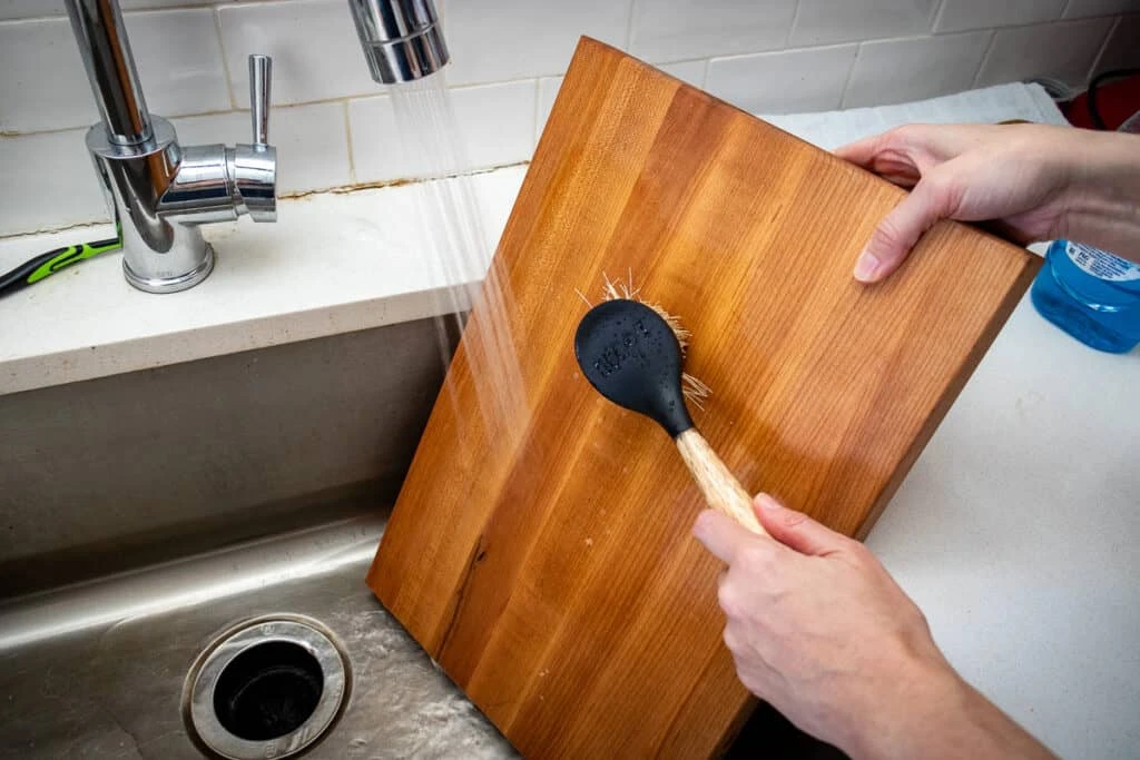 une planche à découper en bois