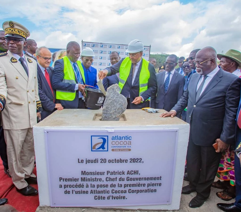 Le Premier Ministre ivoirien, Patrick Achi pose de la première pierre de l’usine Cocoa à San Pedro.