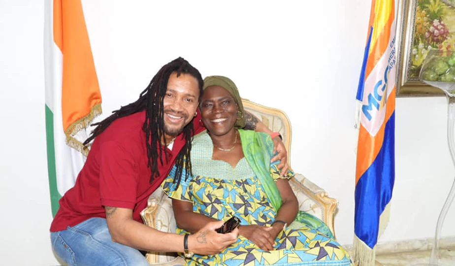 L'artiste Abou Galliet, aux côtés de l'ex-Première dame Simone Gbagbo