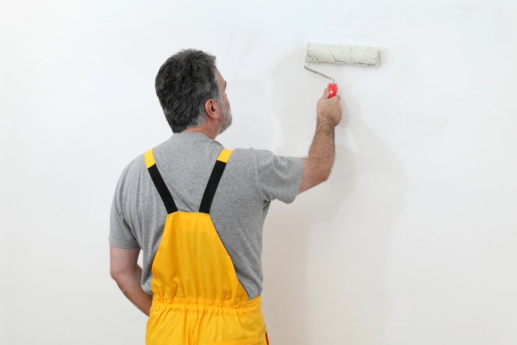 Entretien de maison : 6 astuces pour nettoyer un mur blanc