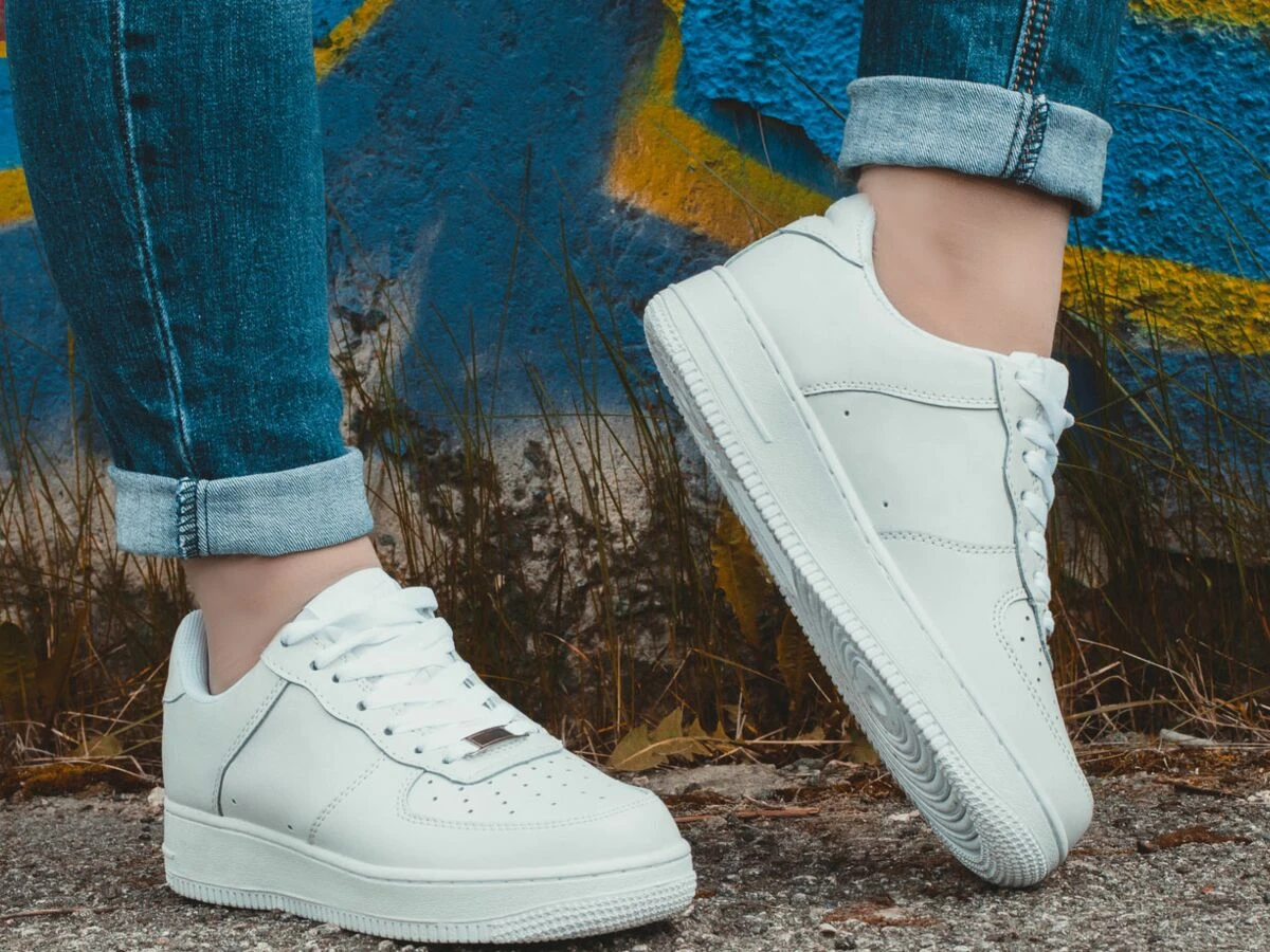 Nettoyer chaussures blanches : astuces et produits efficaces