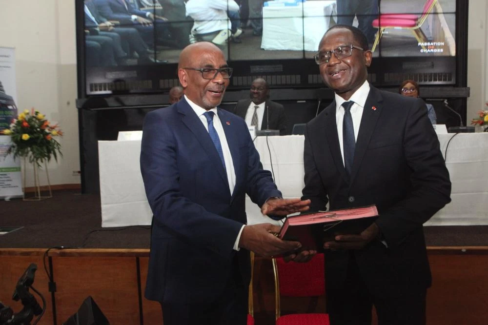 le nouveau président Ahmed Cissé (Droite) et le président sortant Jean-Marie Ackah (gauche)