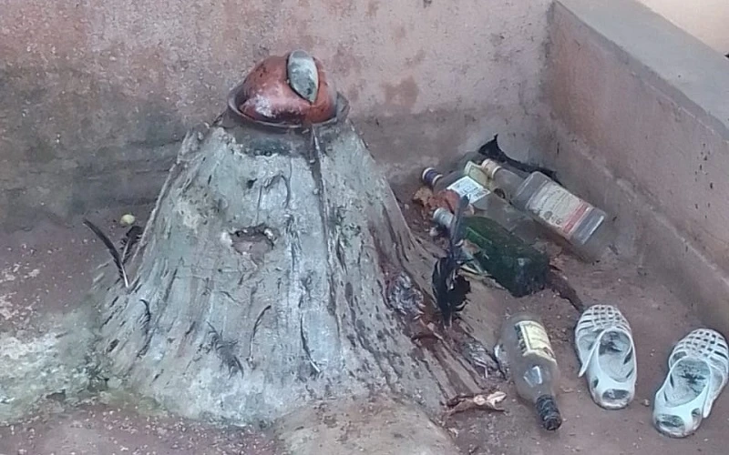 L'eau contenue dans le récipient situé sur ce fétiche contient la bactérie responsable de la mort de 16 personnes à Kpo-Kahankro