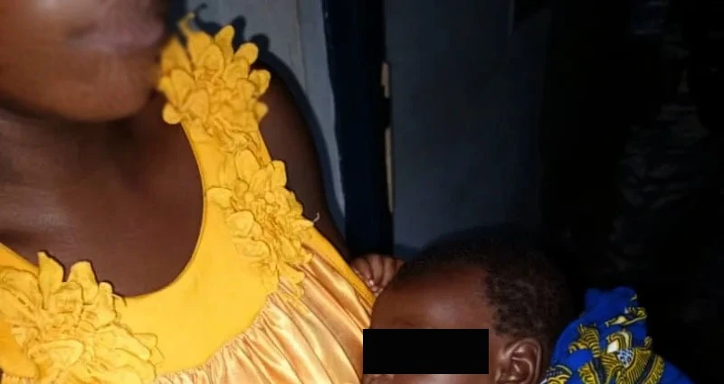 D.G., la ravisseuse tenant dans ses bras le bébé de 2 mois