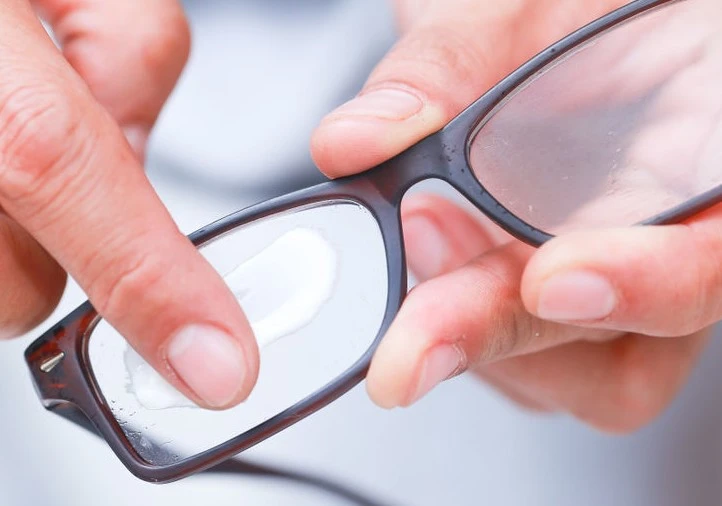 Comment enlever une rayure sur du verre ?