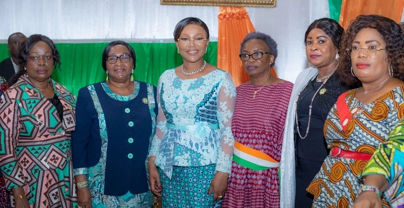 La ministre Nassénéba Touré en compagnie des participantes à la rencontre d’échanges et de présentation des vœux du nouvel an