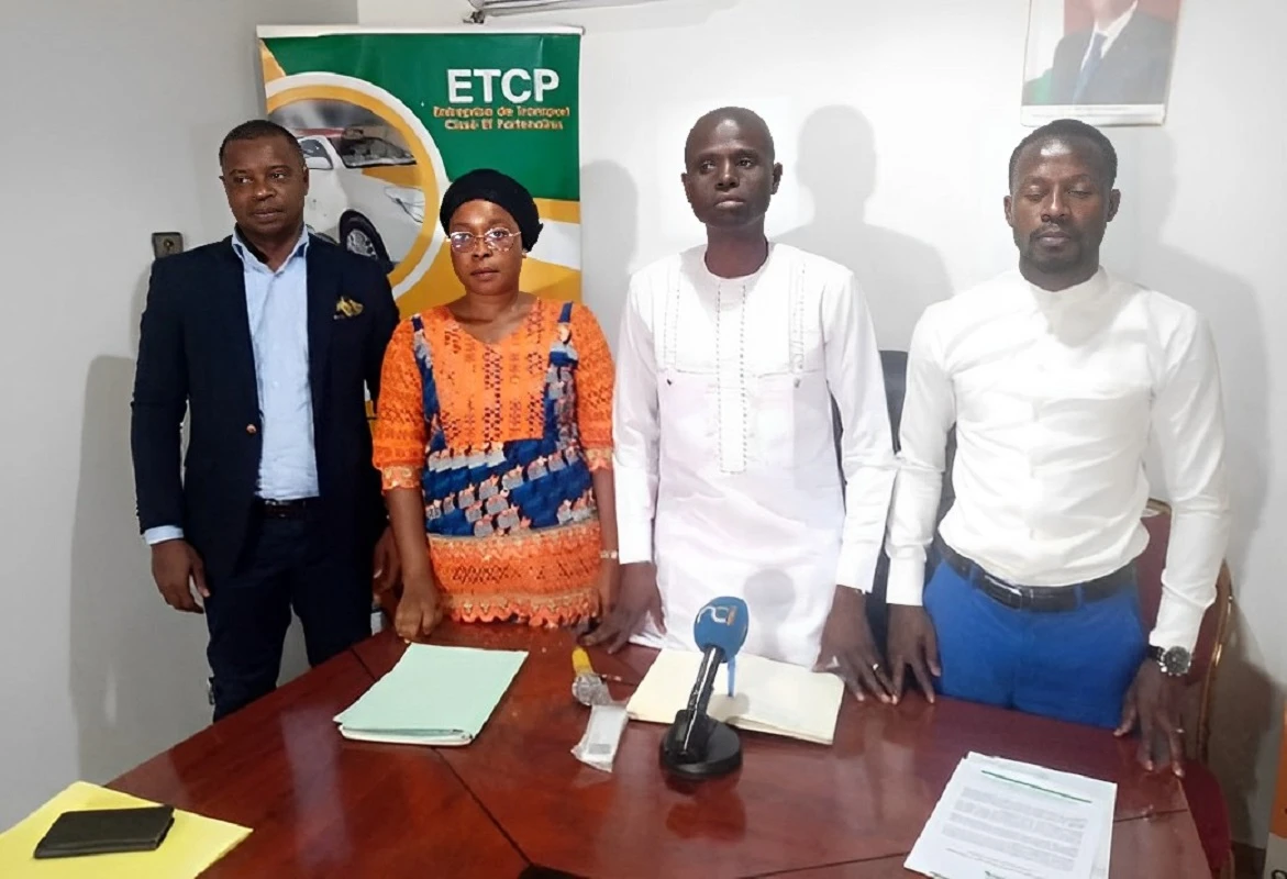 Le directeur général d'ETCP Yaya Cissé (en boubou blanc) et ses collaborateurs lors de la conférence de presse