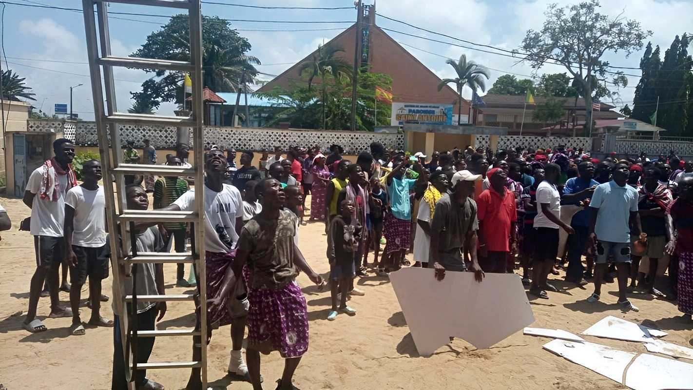 Des populations de Moossou ont rejoint Sa Majesté Nanan Assoumou Kanga à la messe de requiem pour retirer ses chaussures
