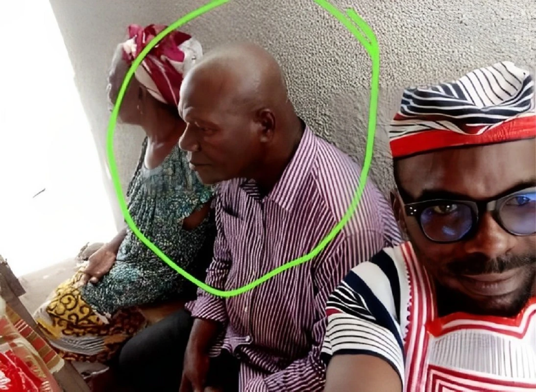 L'oncle de l'artiste Petit Sako, Gnépa Jean Claude (tête entourée)