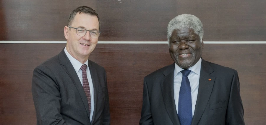 Le Premier ministre, Robert Beugré Mambé à droit et son hôte du jour
