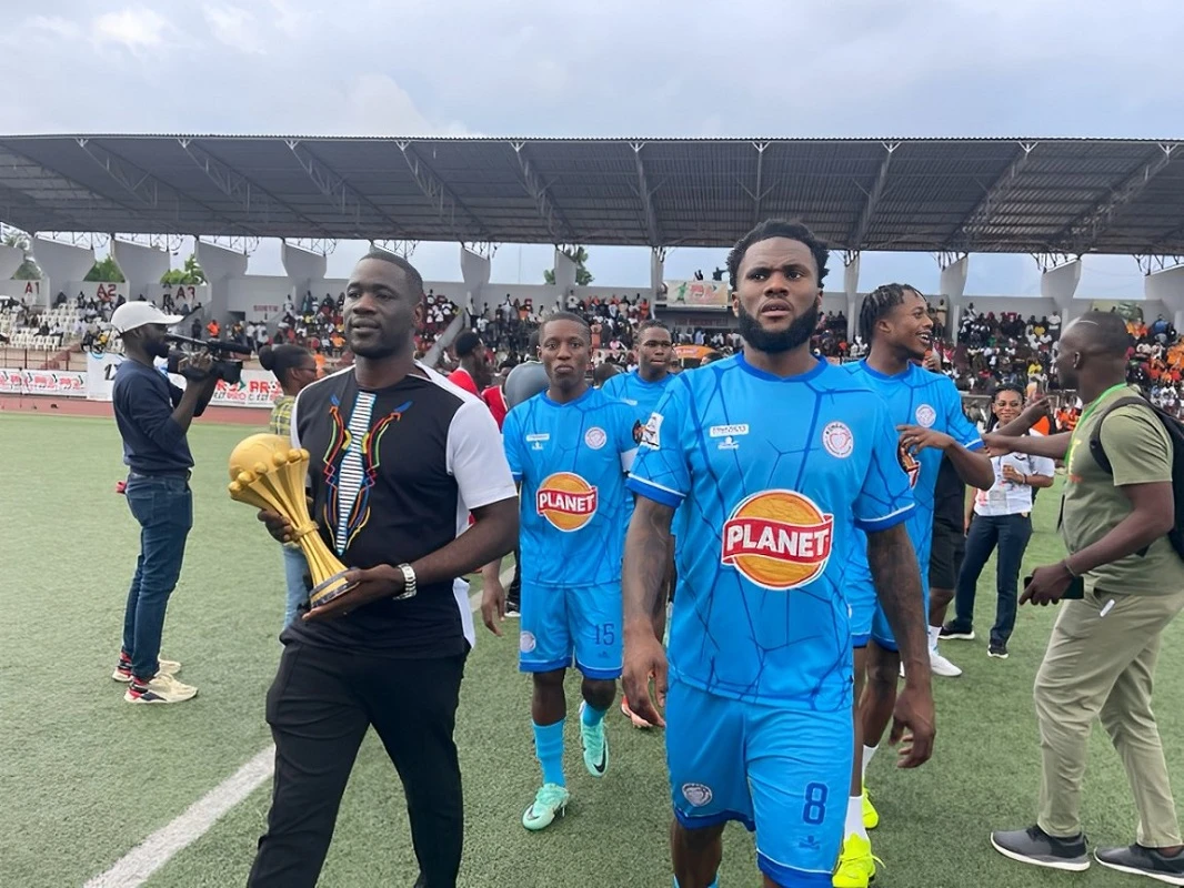 Le sélectionneur Faé Emerse et le capitaine Franck Kessié ont présenté le trophée de la CAN 2023 au public du Champroux