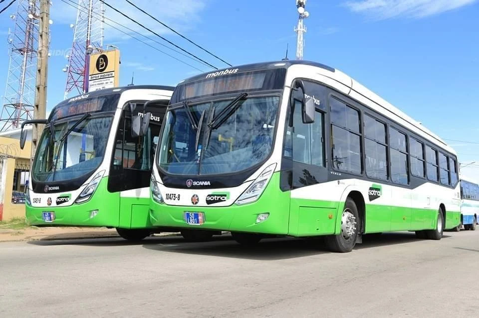 Quelques bus de la SOTRA en stationnement (Ph : DR)