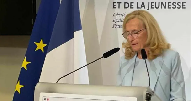 education-la-france-met-fin-a-l-usage-des-telephones-dans-les-ecoles-et-colleges-des-janvier-2025